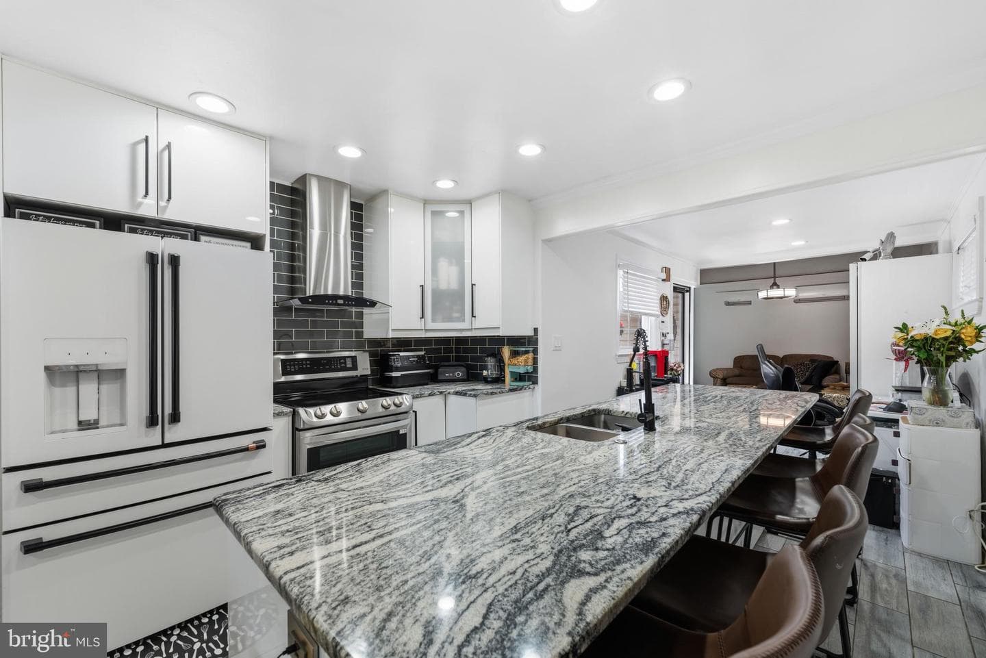 401 Maple Avenue photo 3