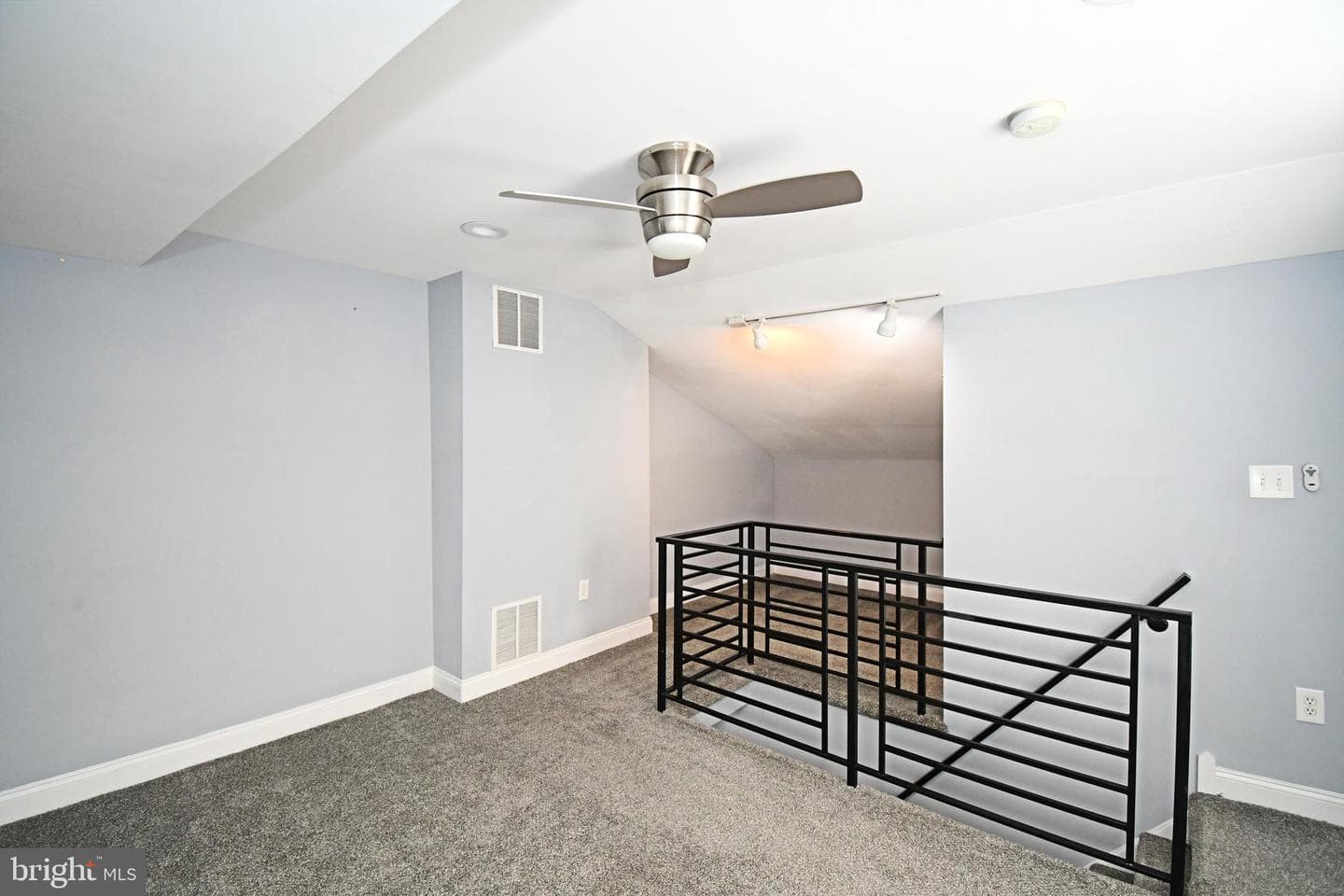 260 Roxborough Avenue photo 33