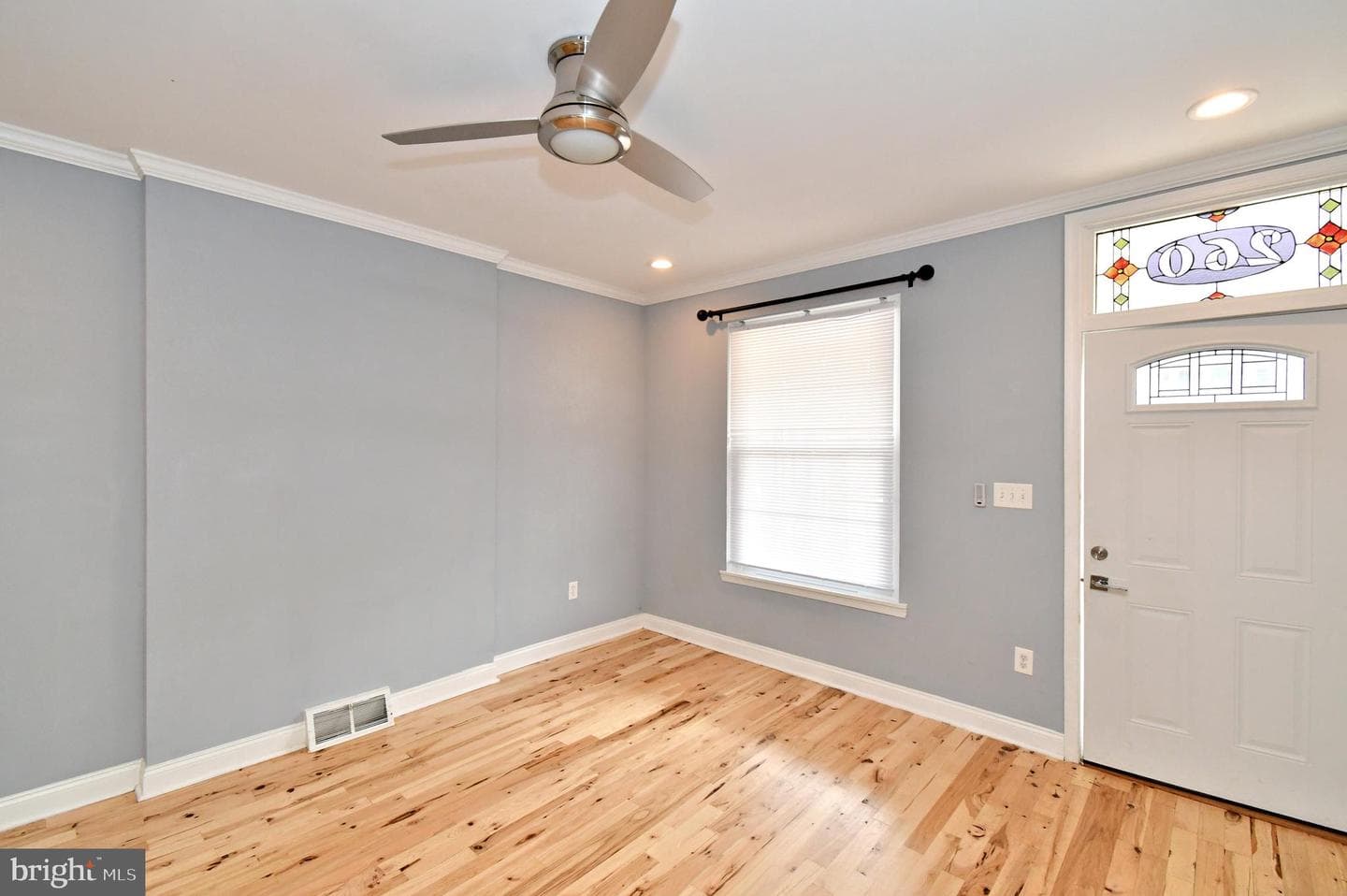 260 Roxborough Avenue photo 9