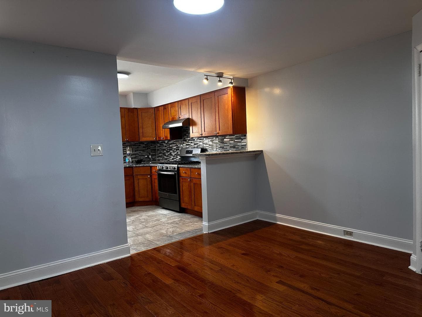 574 E Cheltenham Avenue photo 4