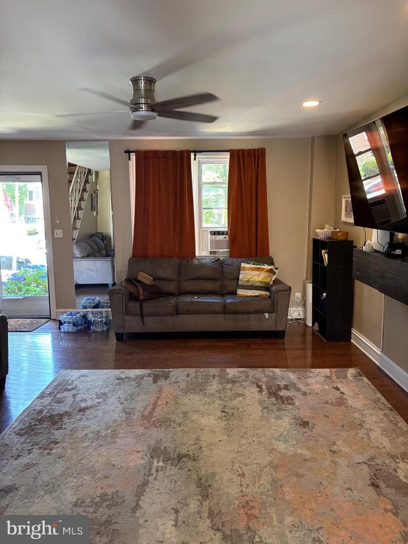 408 E Slocum Street photo 5