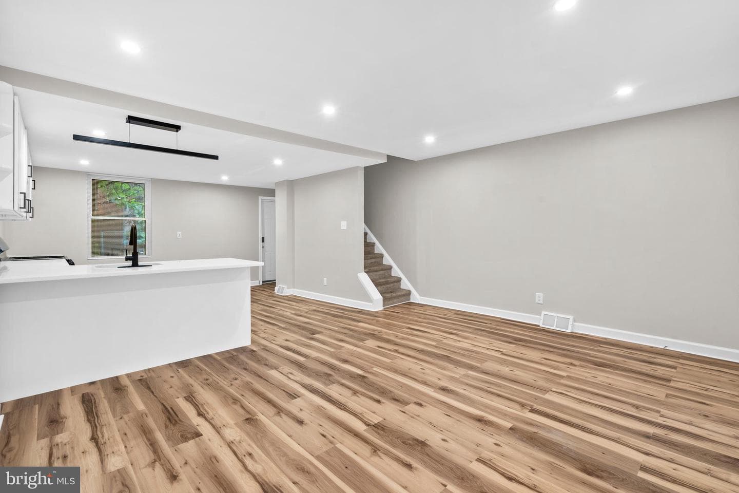 1908 N Croskey St photo 4