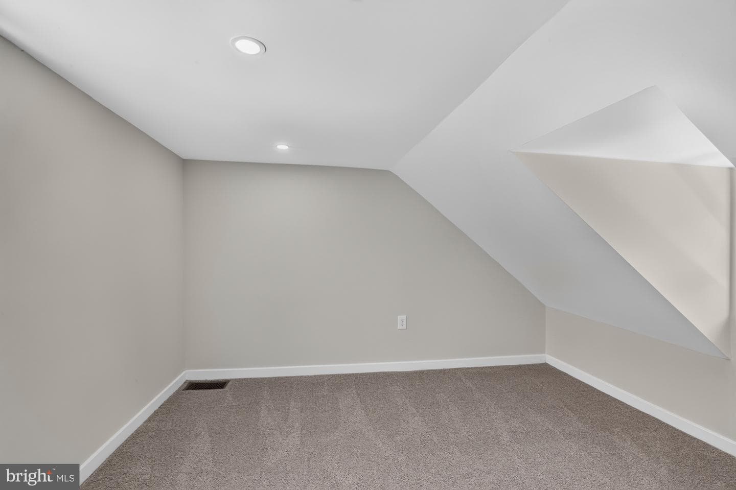 608 Clymer St photo 22