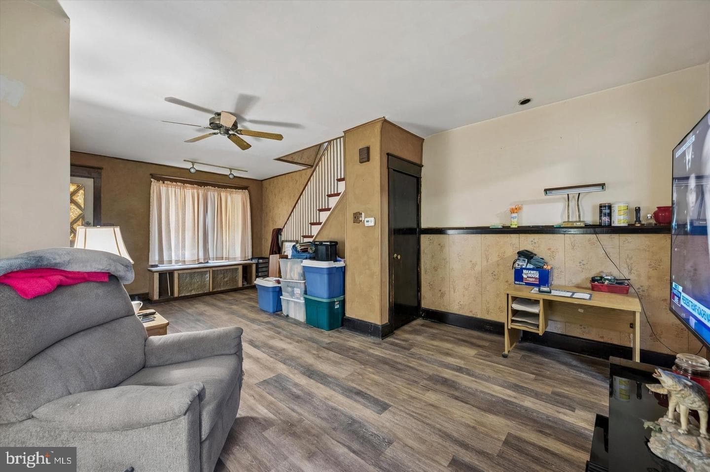 2242 E Monmouth Street photo 4