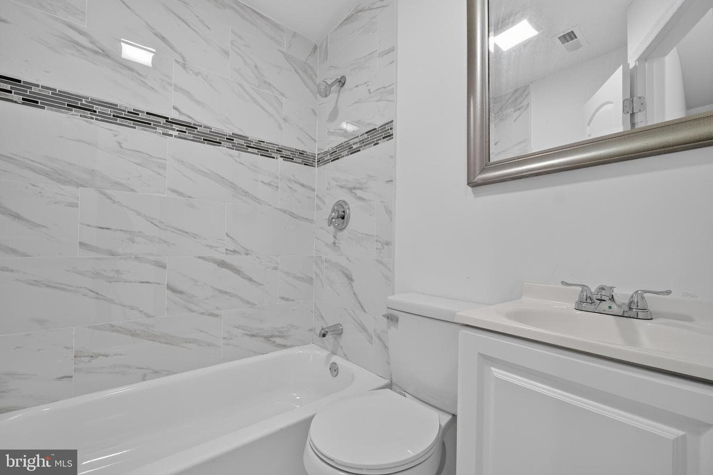 2431 W Sergeant Street photo 15