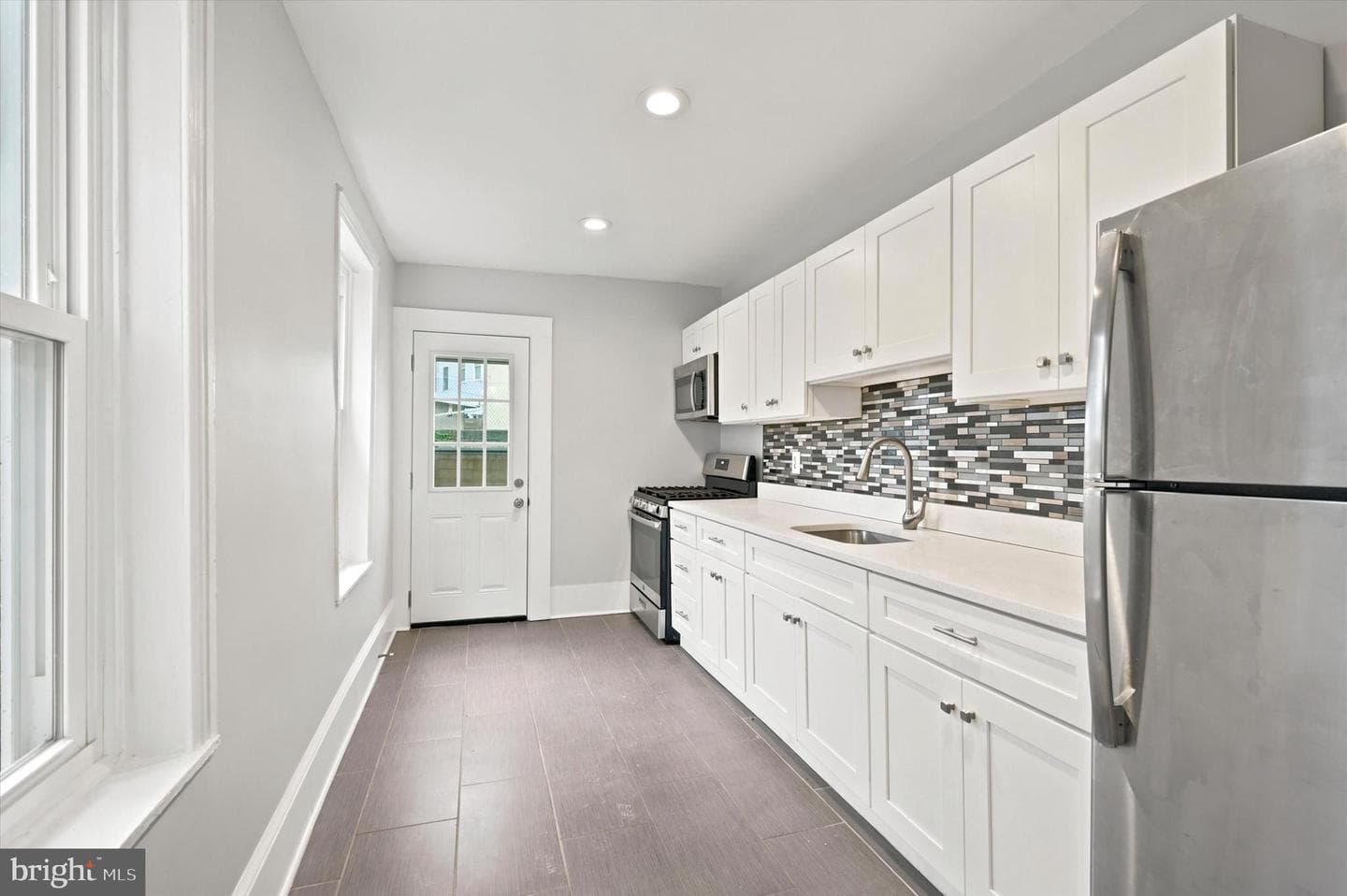 869 Moyer Street photo 6