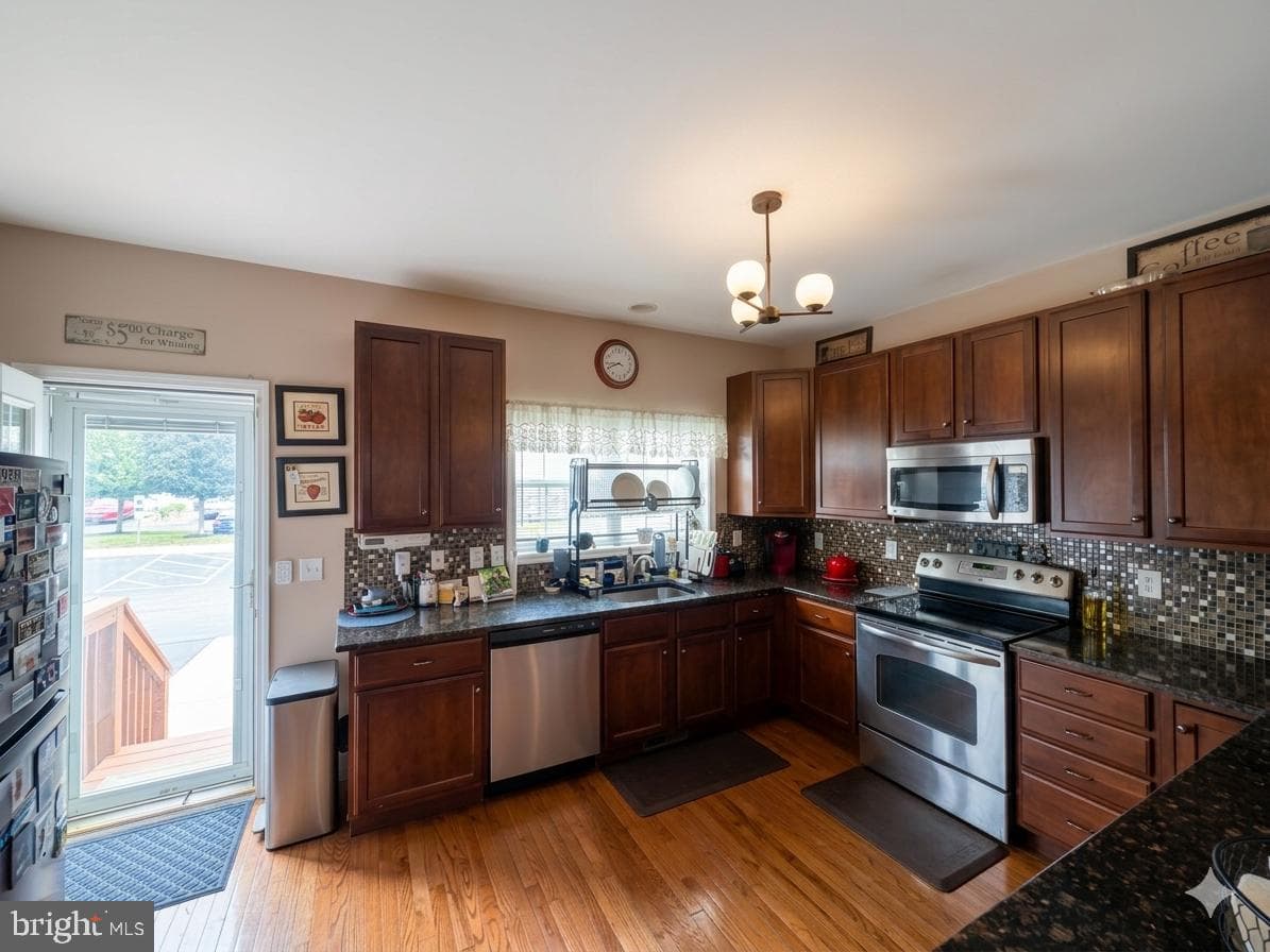 2541 Pickwick St photo 21