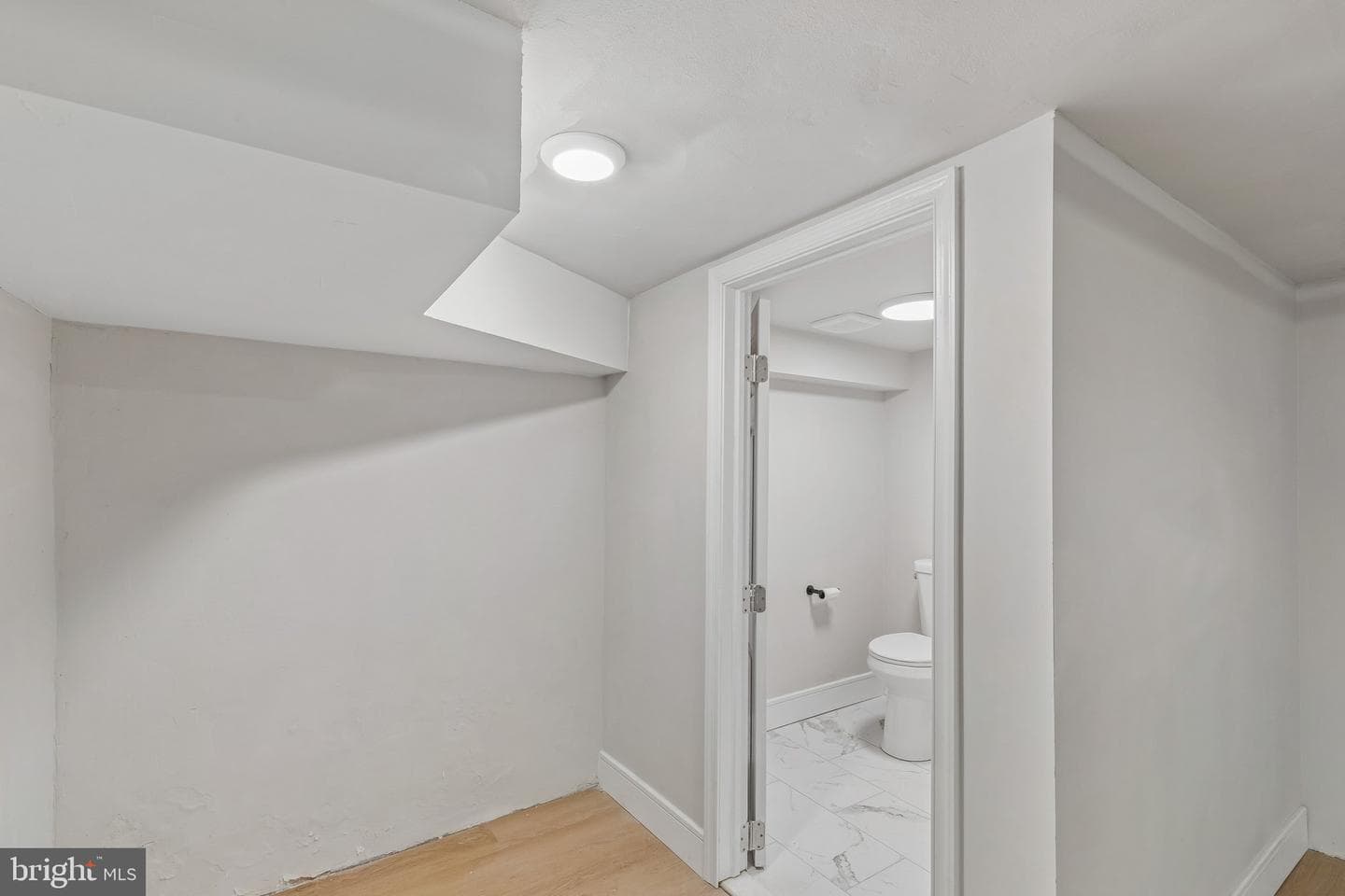 2916 N Woodstock Street photo 27