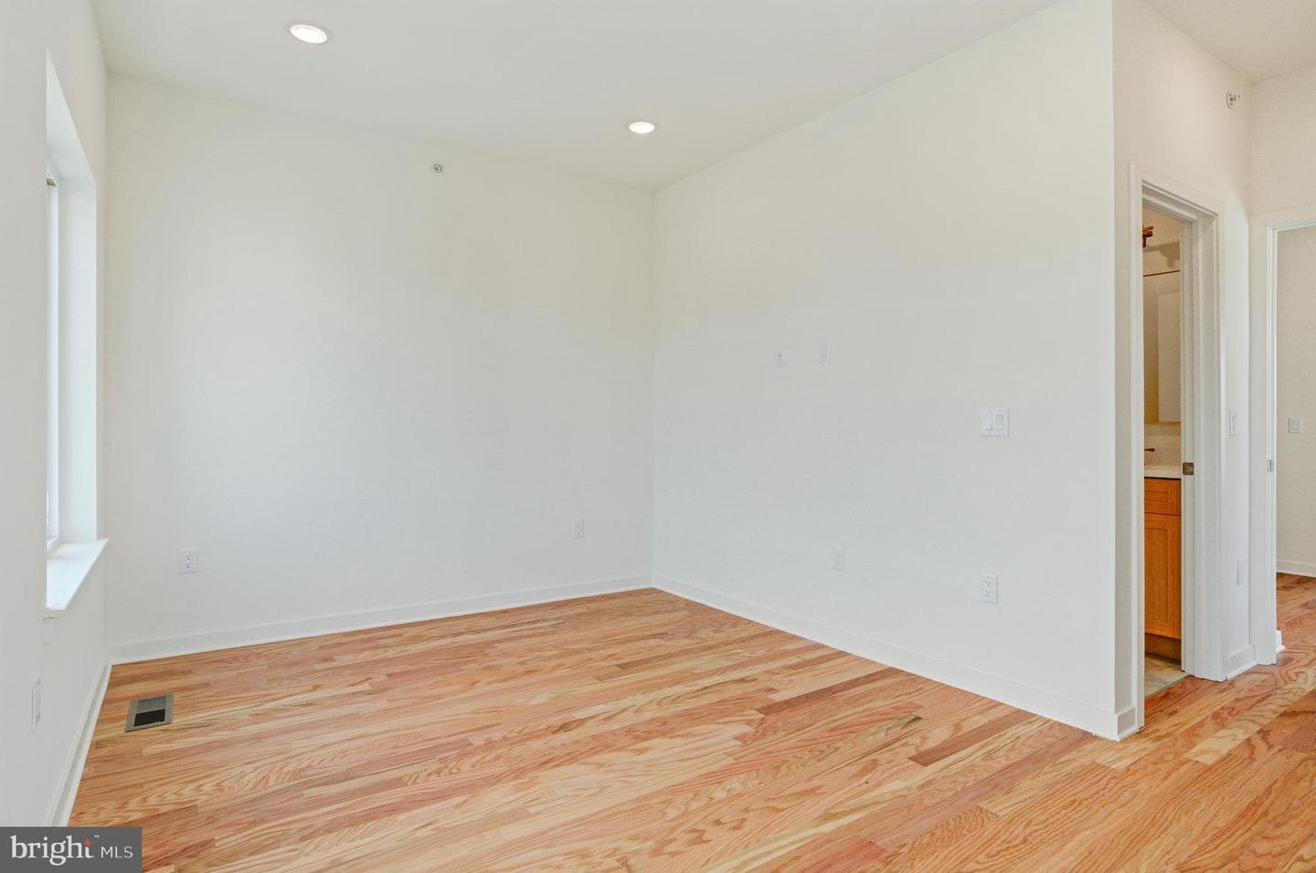2480 Emerald Street photo 27