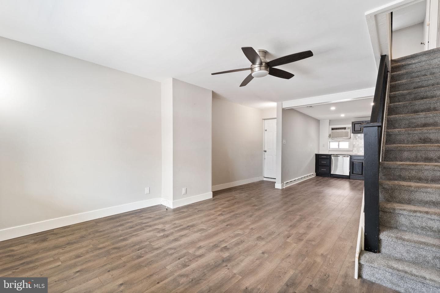 2833 S Sydenham Street photo 3