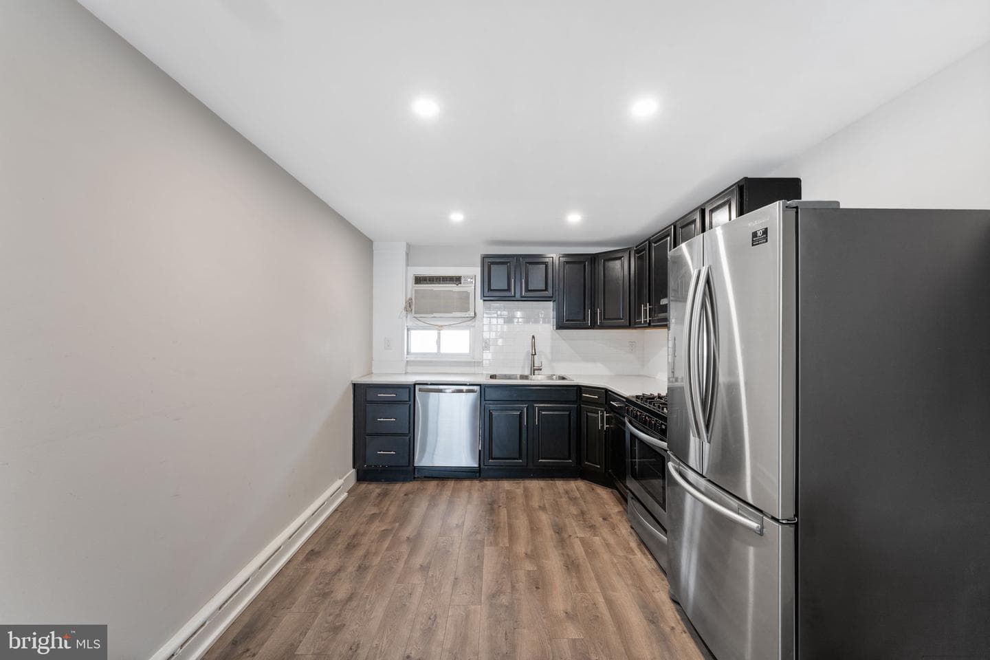 2833 S Sydenham Street photo 9