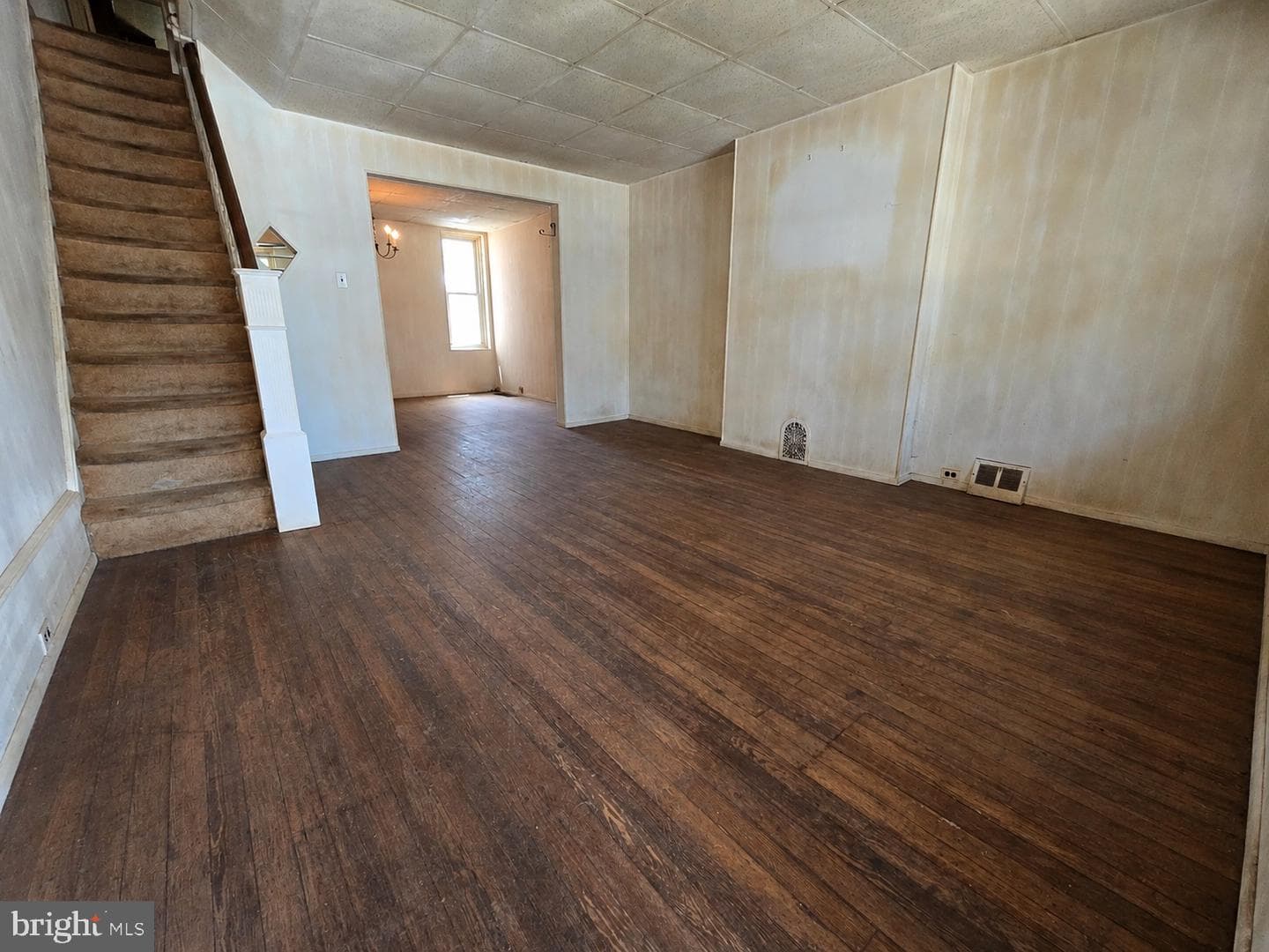 562 Martin Street photo 4