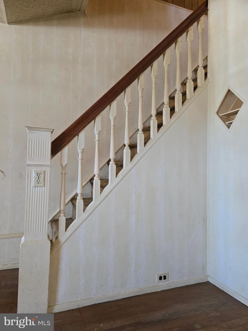 562 Martin Street photo 6