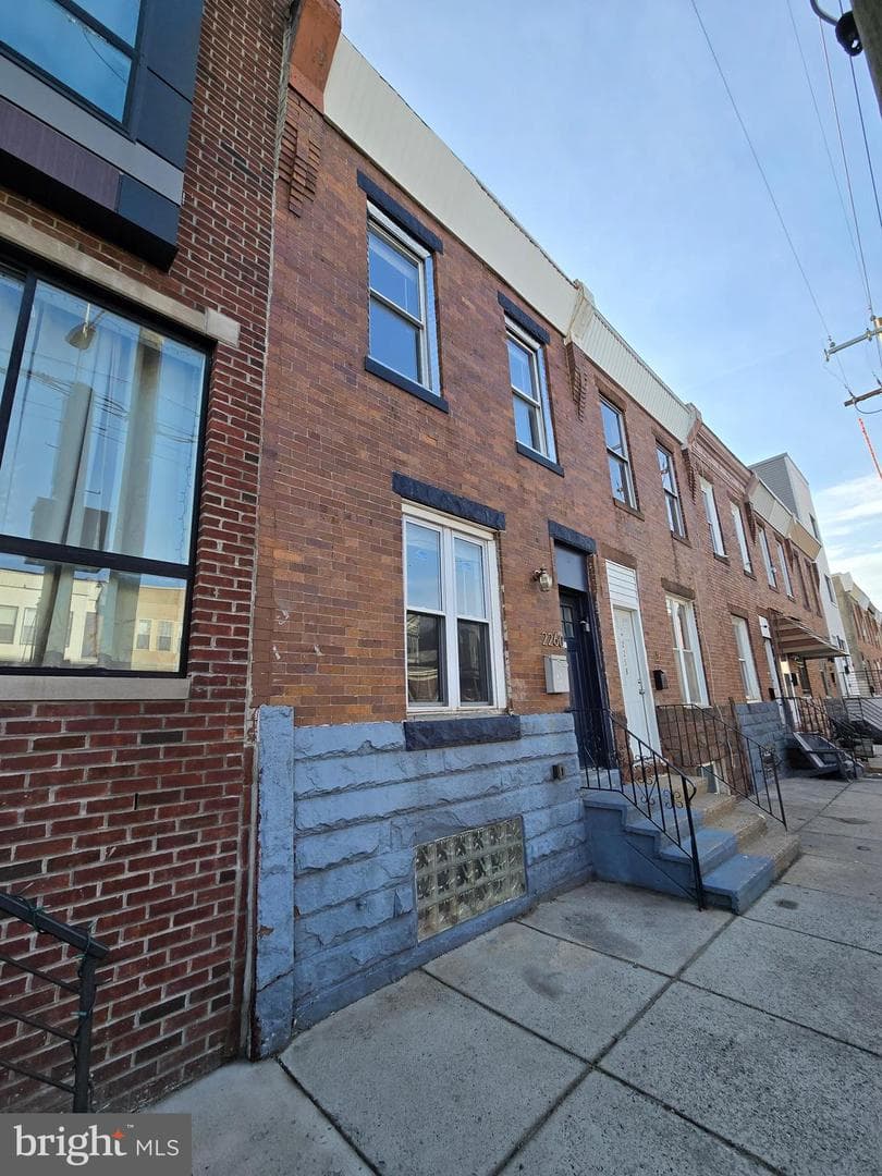2260 E Cambria Street photo 19
