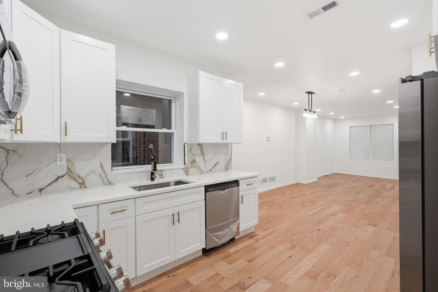 5753 Catharine Street photo 14