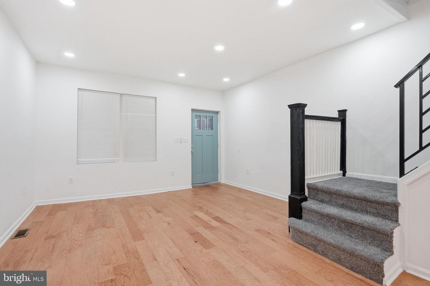 5753 Catharine Street photo 3