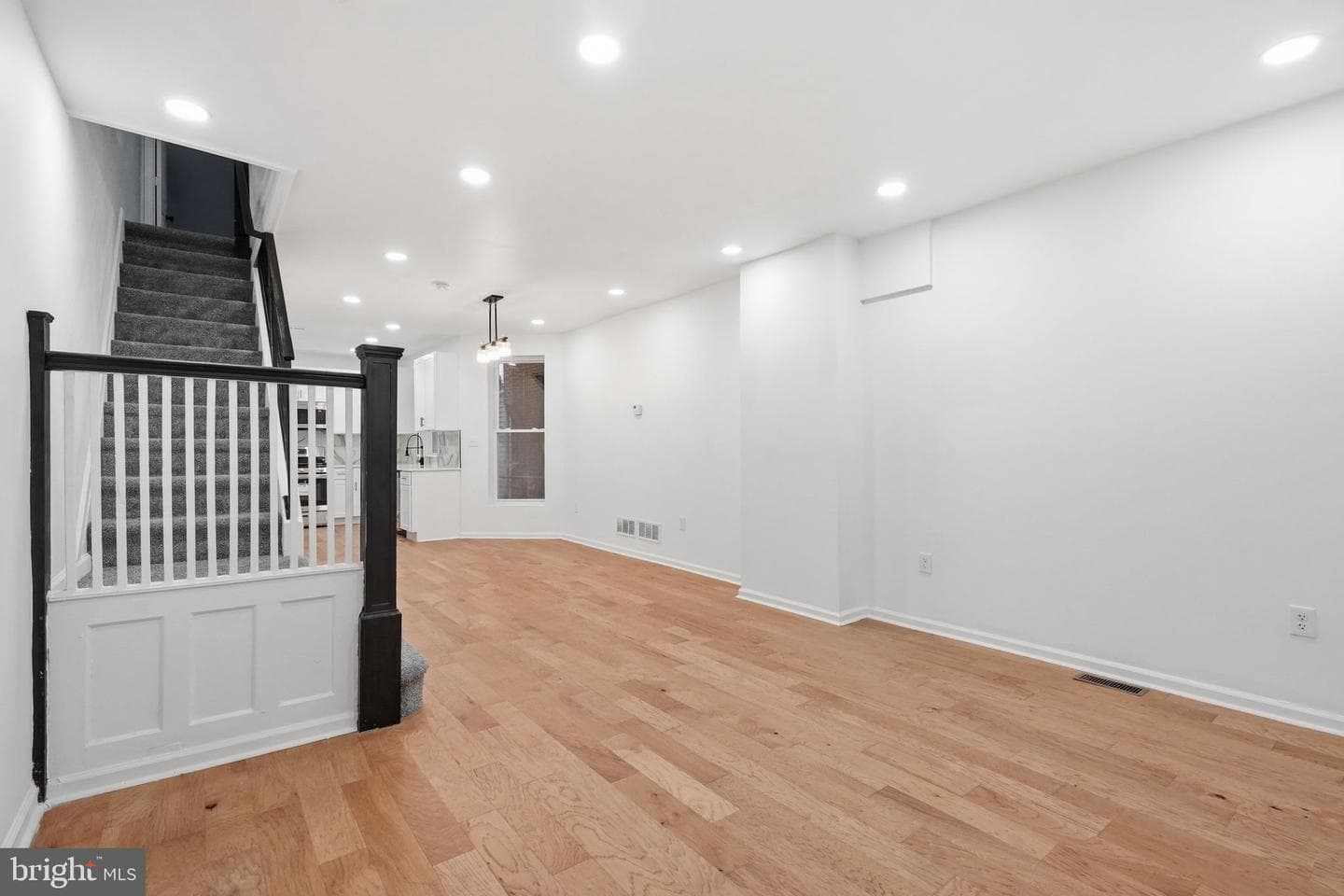5753 Catharine Street photo 5