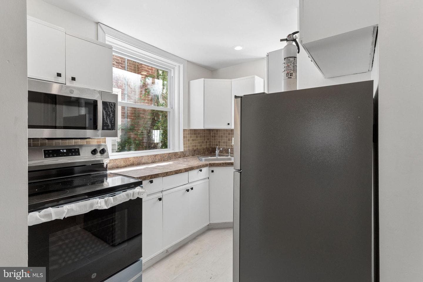 5532 Addison Street photo 4