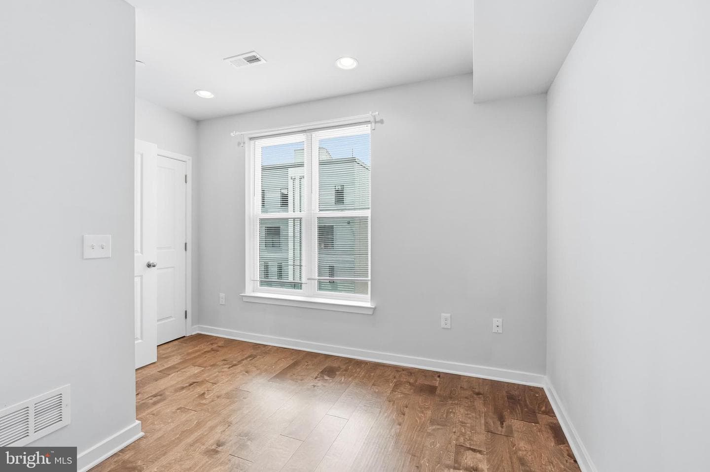 444 Kingsley Street photo 13