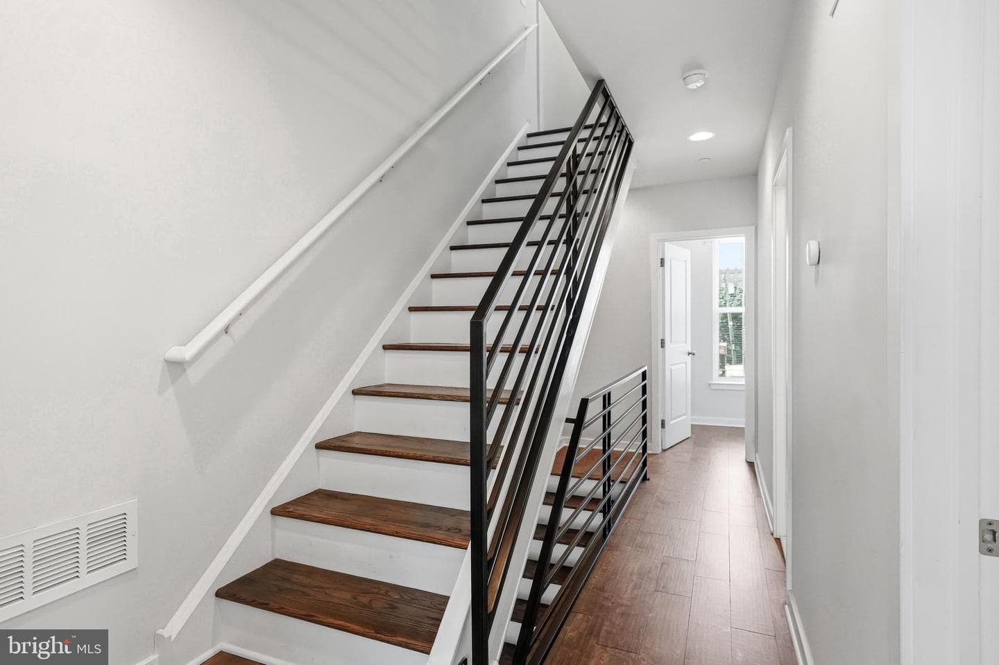 444 Kingsley Street photo 18
