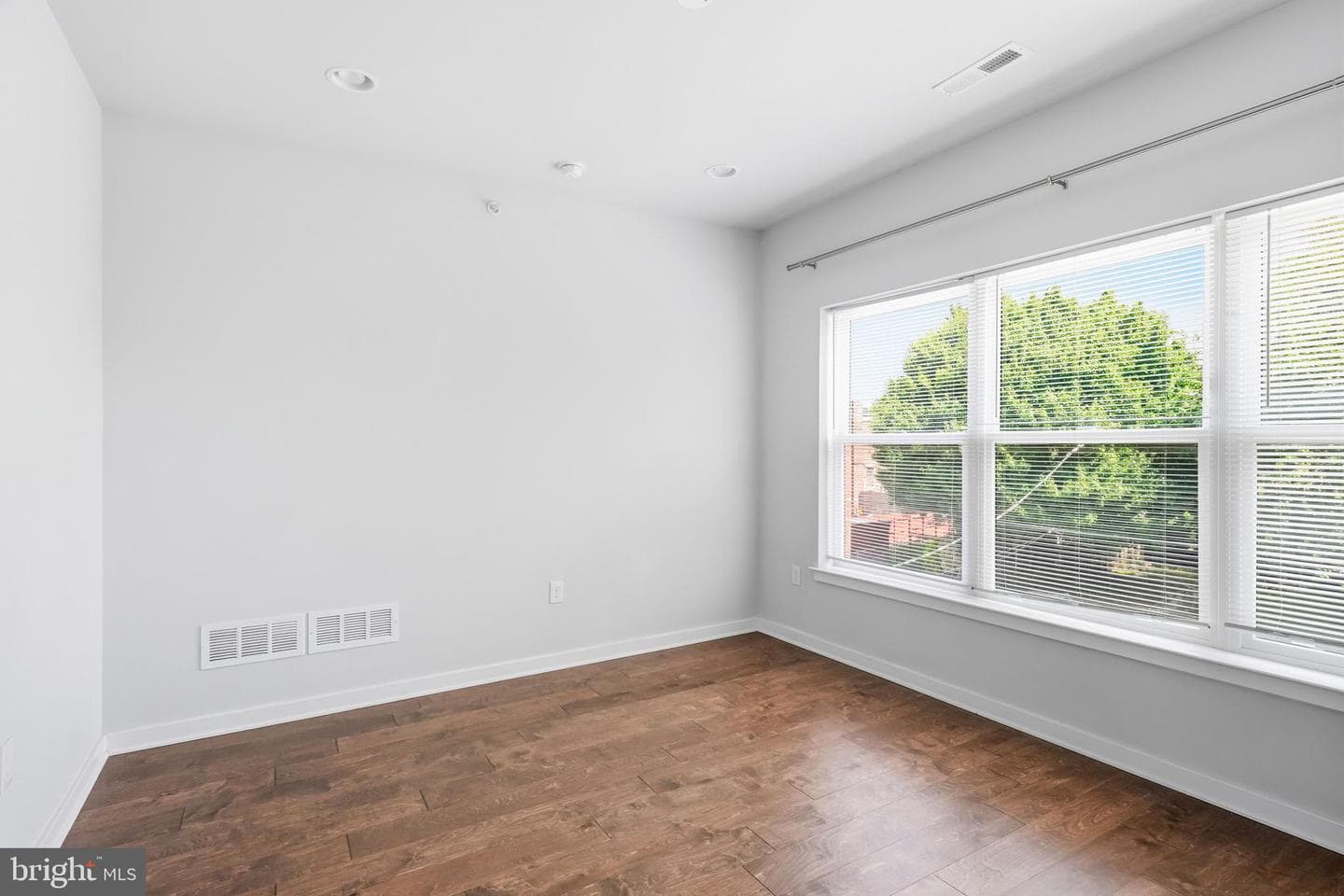 444 Kingsley Street photo 21