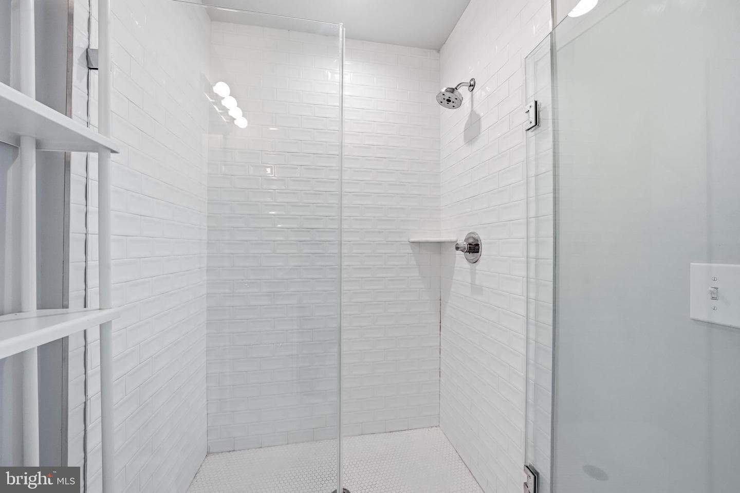 444 Kingsley Street photo 24