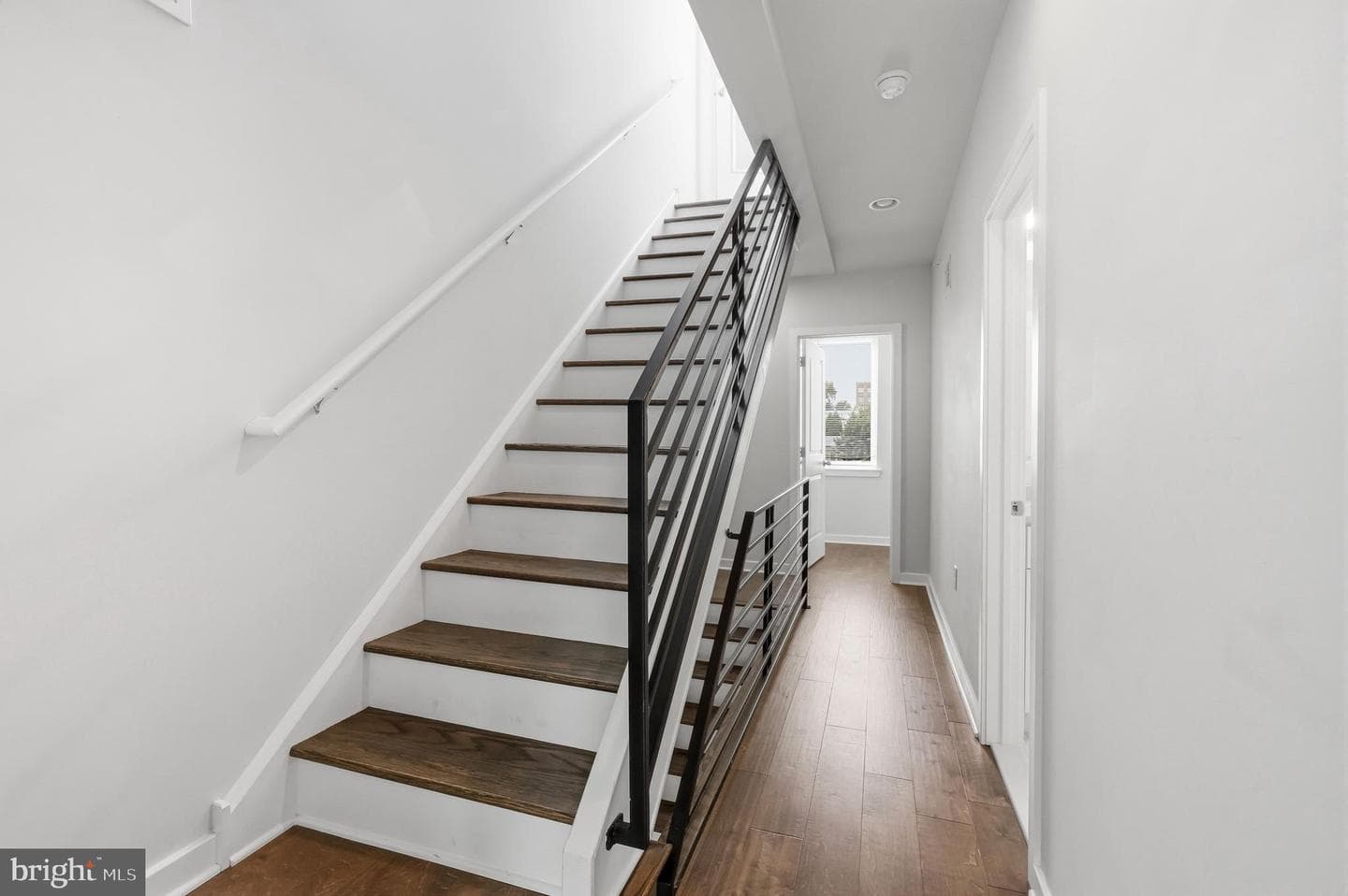 444 Kingsley Street photo 25