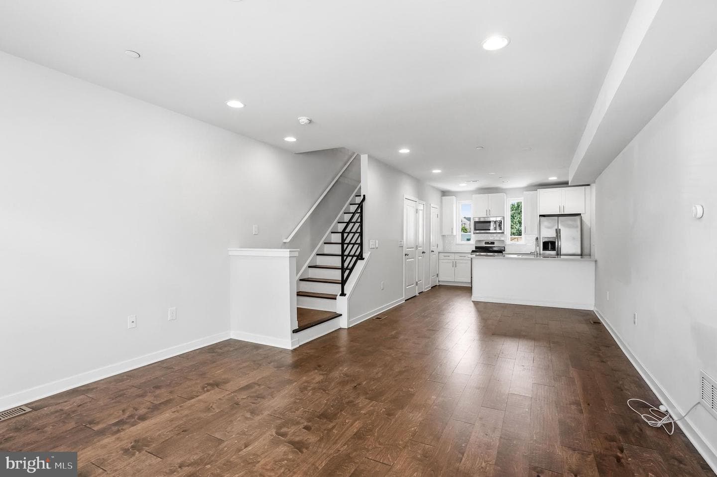 444 Kingsley Street photo 4