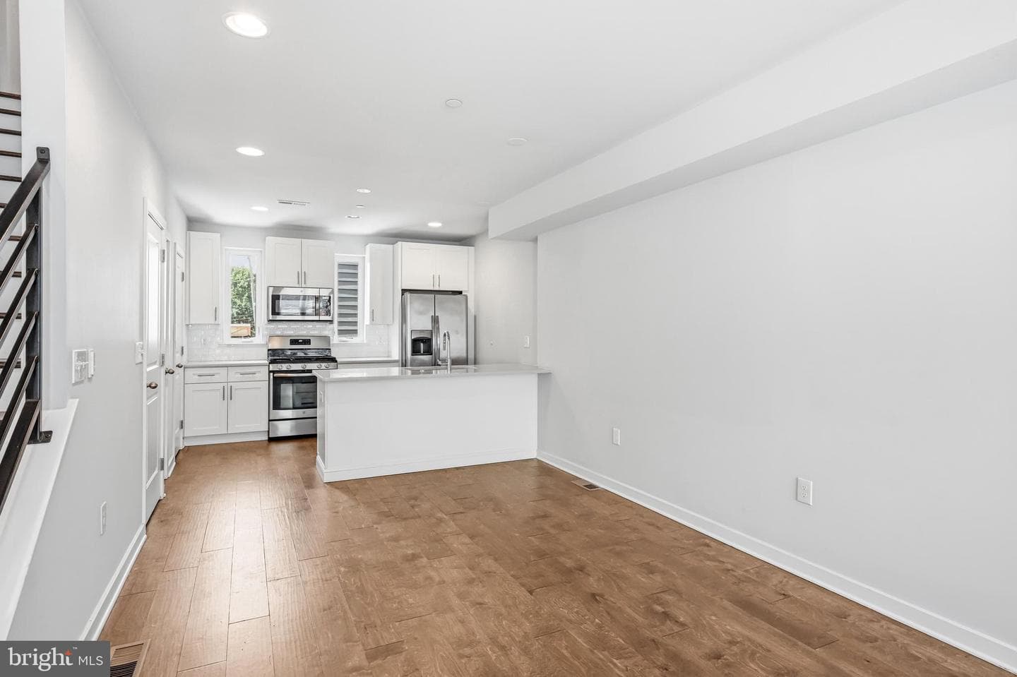 444 Kingsley Street photo 6