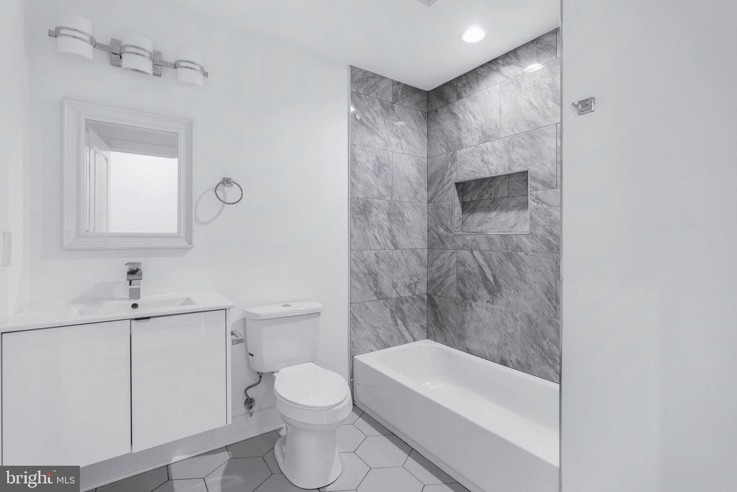 2242 N Howard Street photo 14
