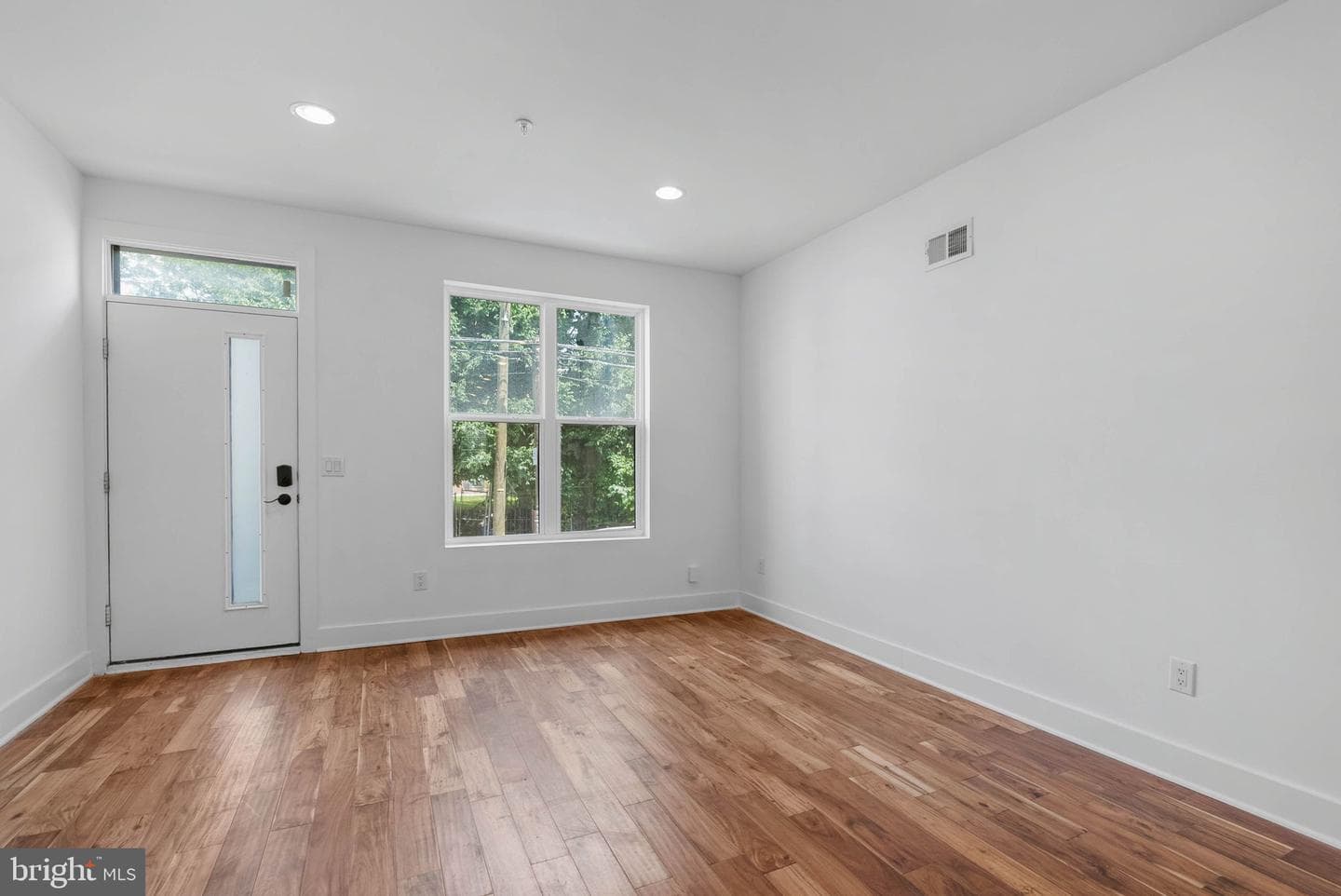 2242 N Howard Street photo 3