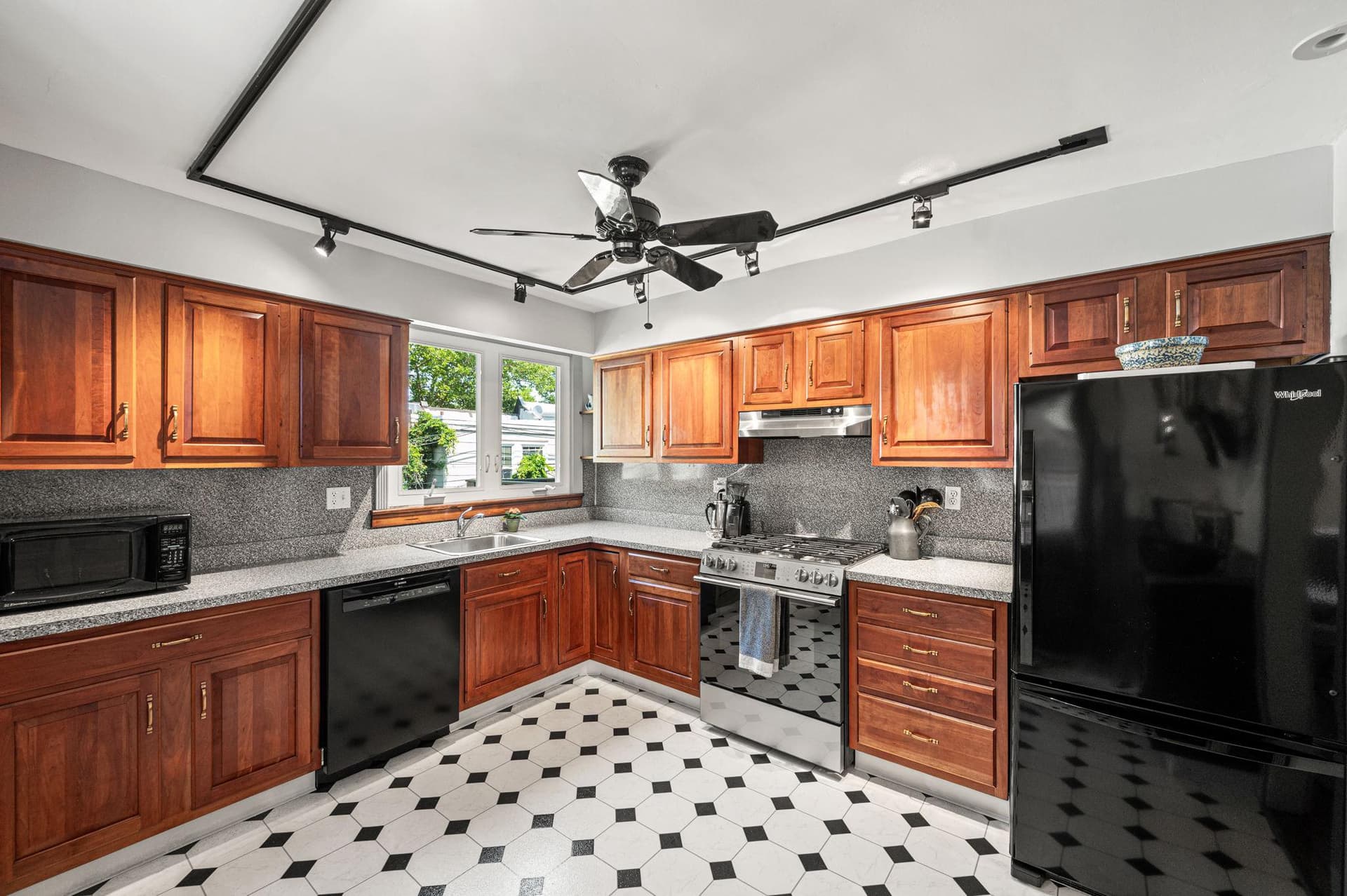 3465 W Queen Lane photo 8