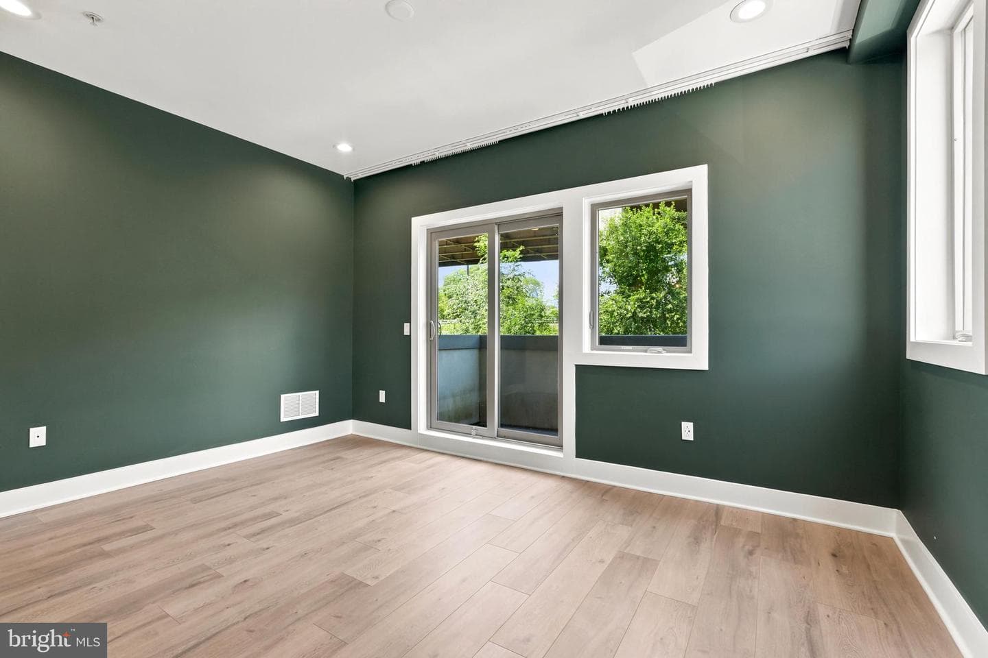 412 N Front St # 27 photo 14