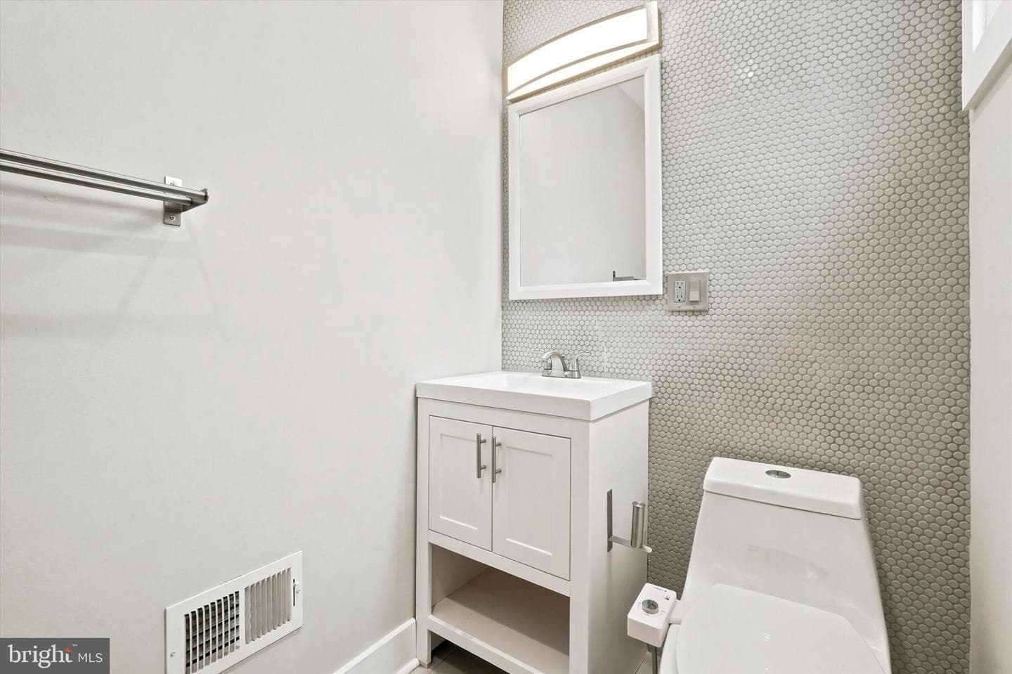 1321 N Dover St photo 23