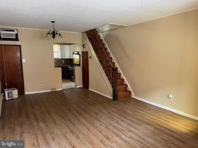 2425 S Rosewood St photo 3