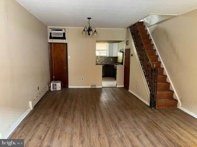 2425 S Rosewood St photo 4