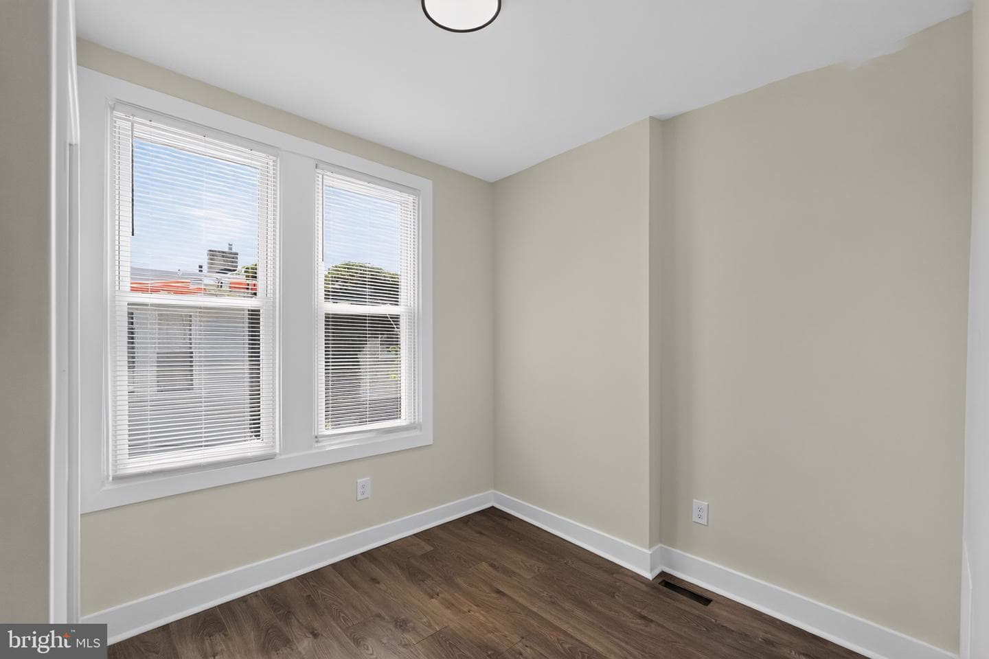 222 E Dorset St photo 22