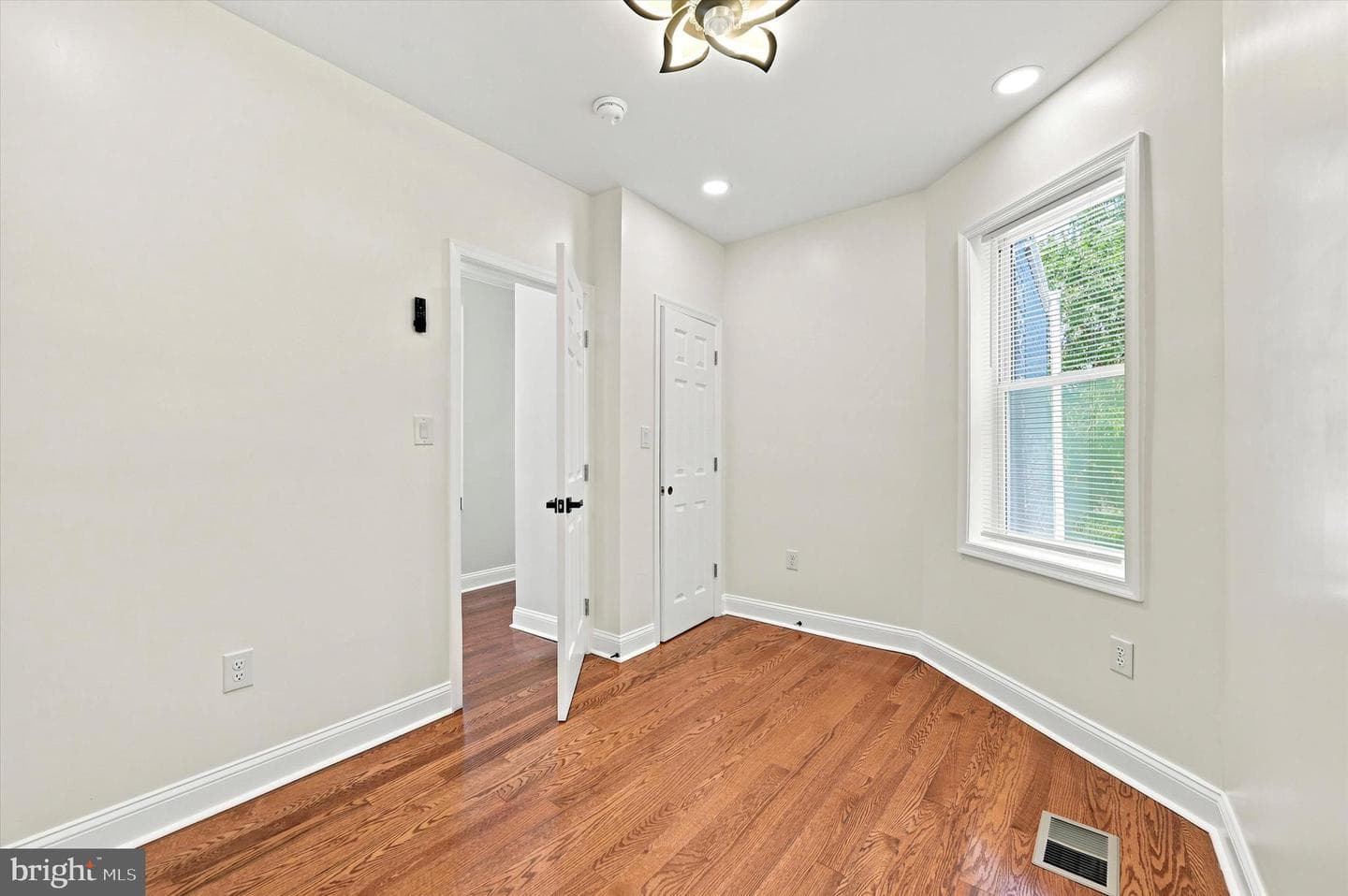 6047 Race Street photo 27
