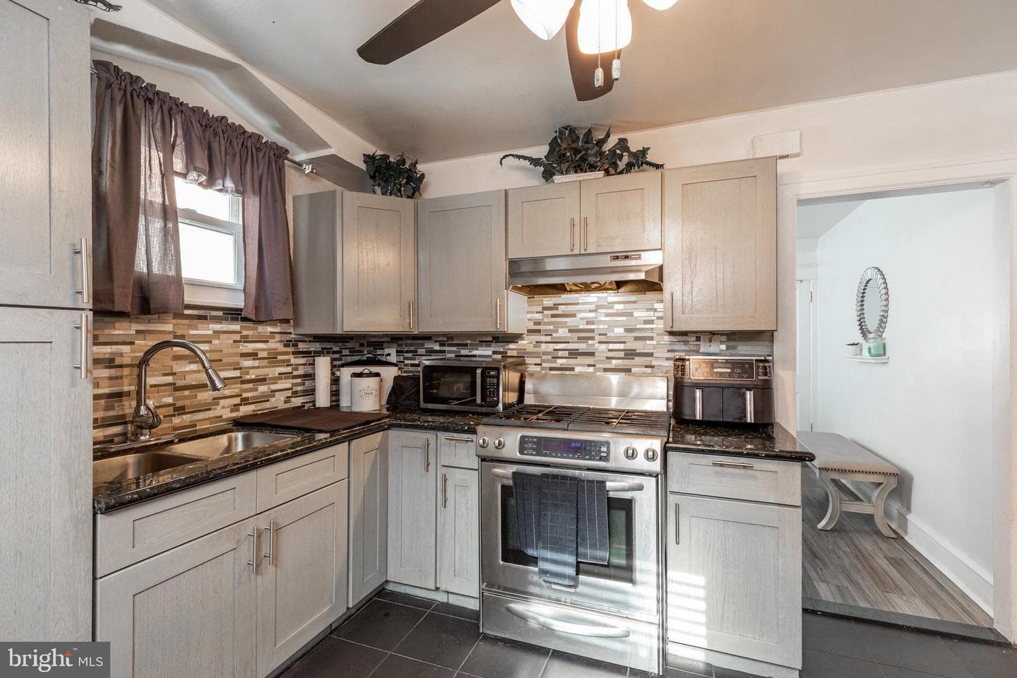 578 Rosalie Street #a photo 6