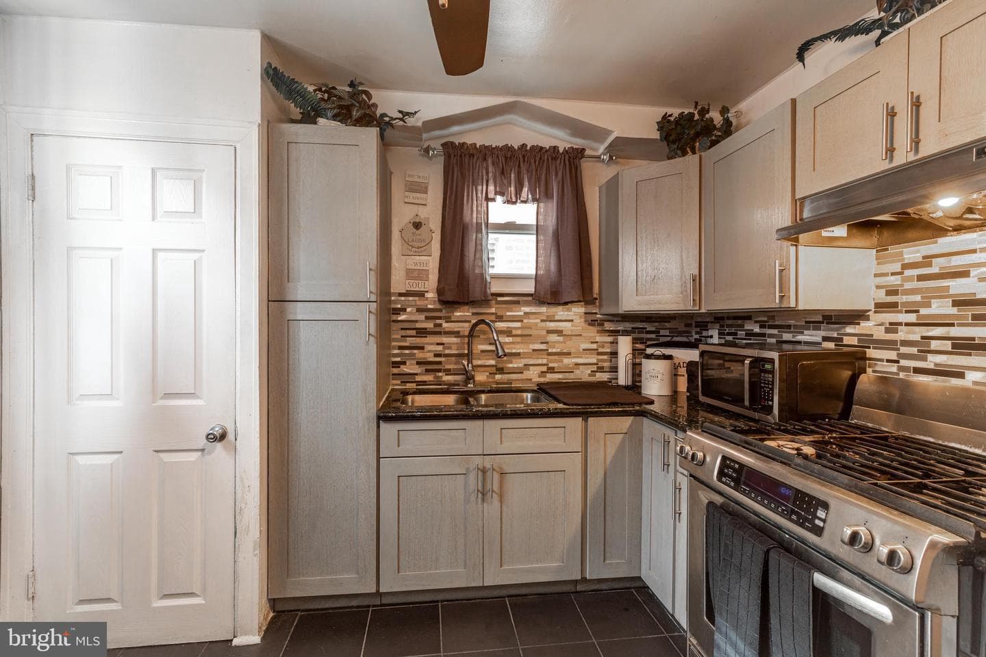 578 Rosalie Street #a photo 7