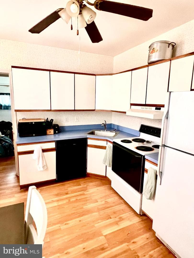 4227 E Howell Street photo 8