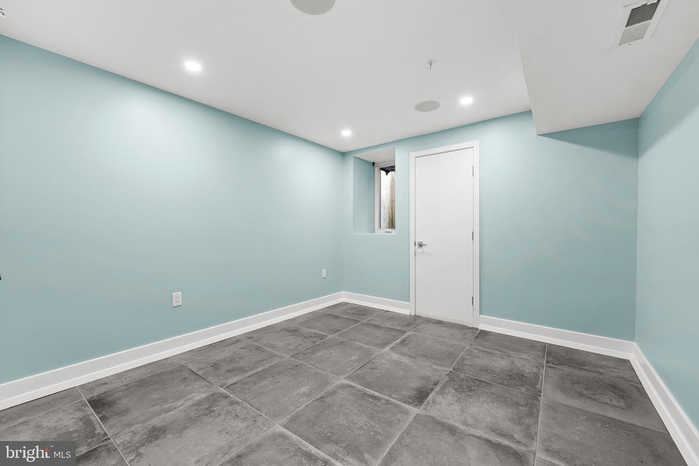 2300 E Dakota Street photo 28