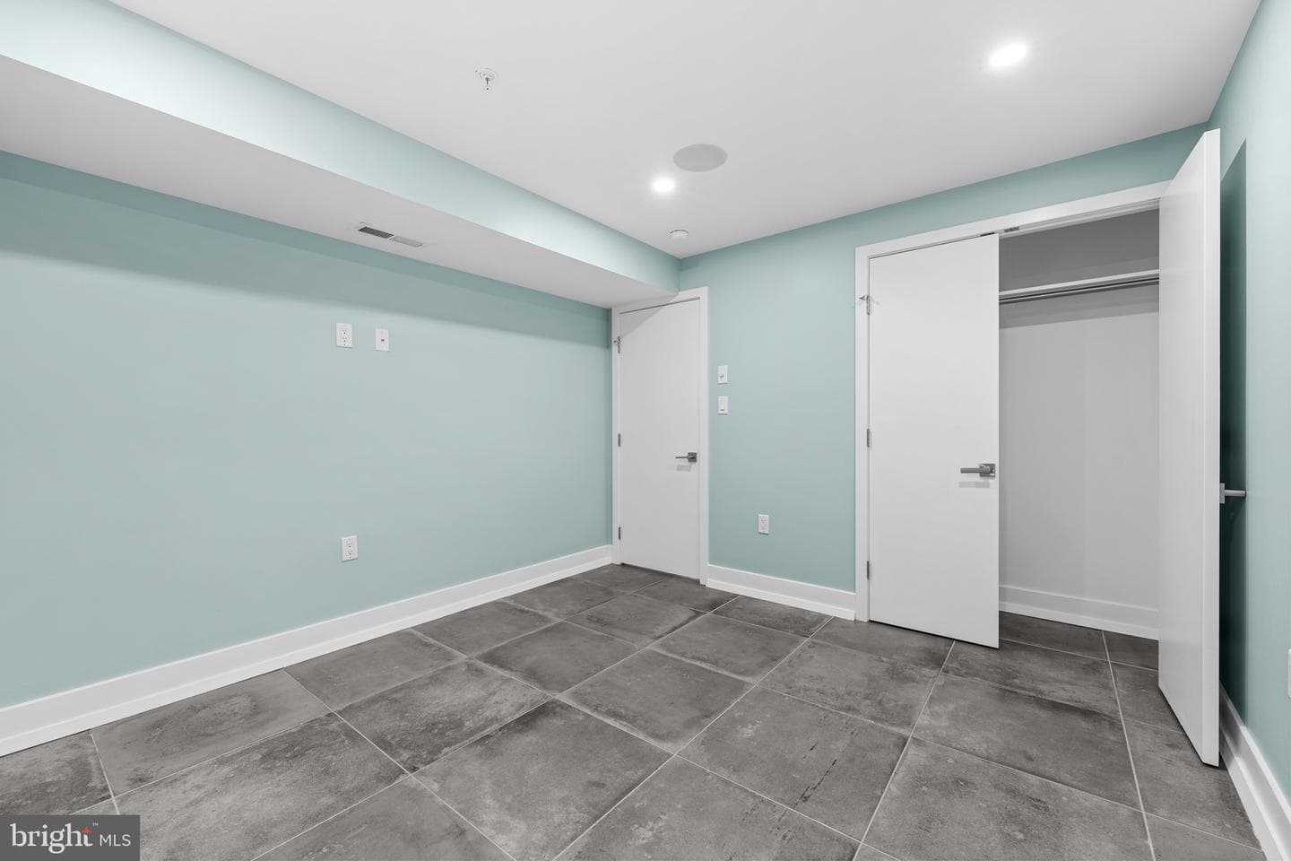 2300 E Dakota Street photo 29