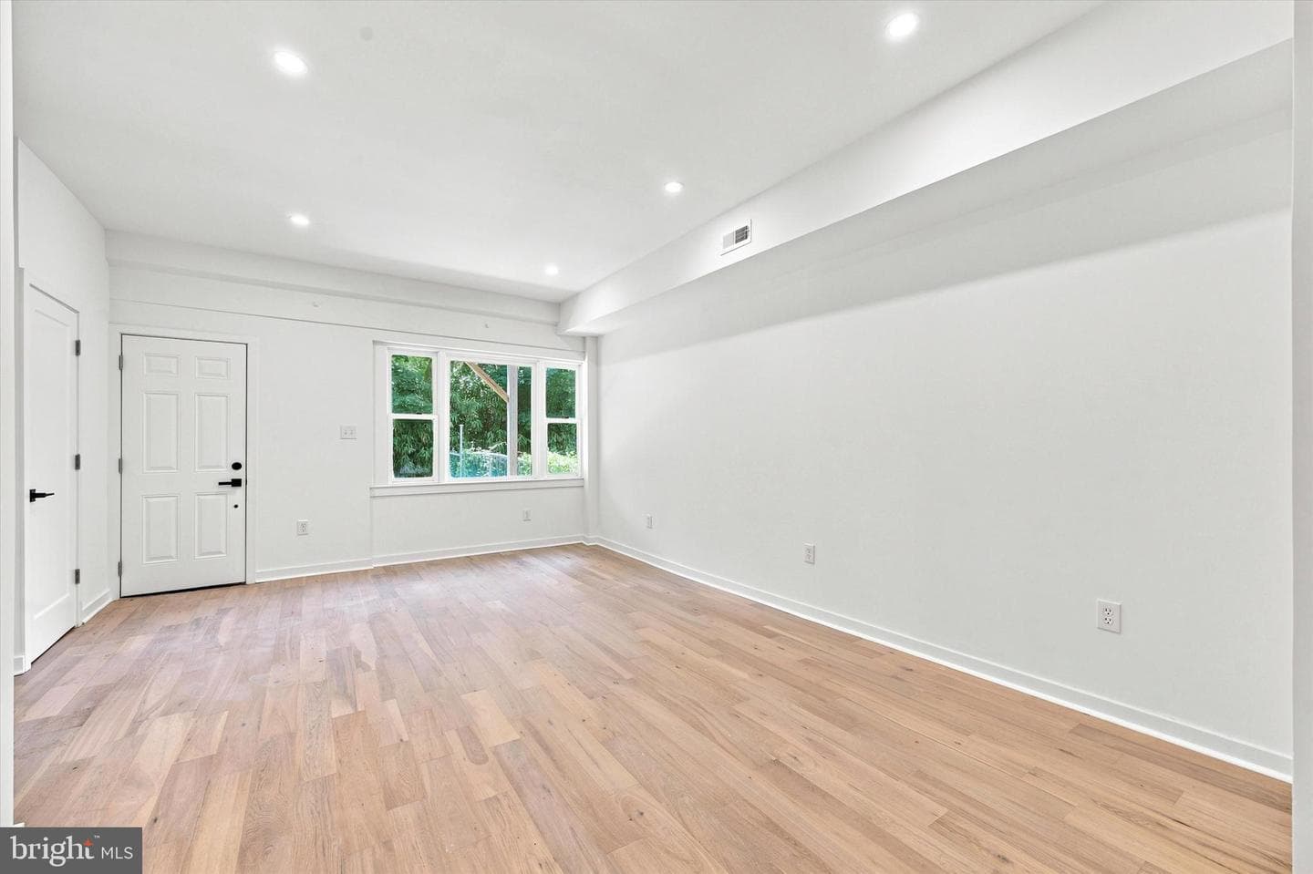 258 Rochelle Avenue photo 12