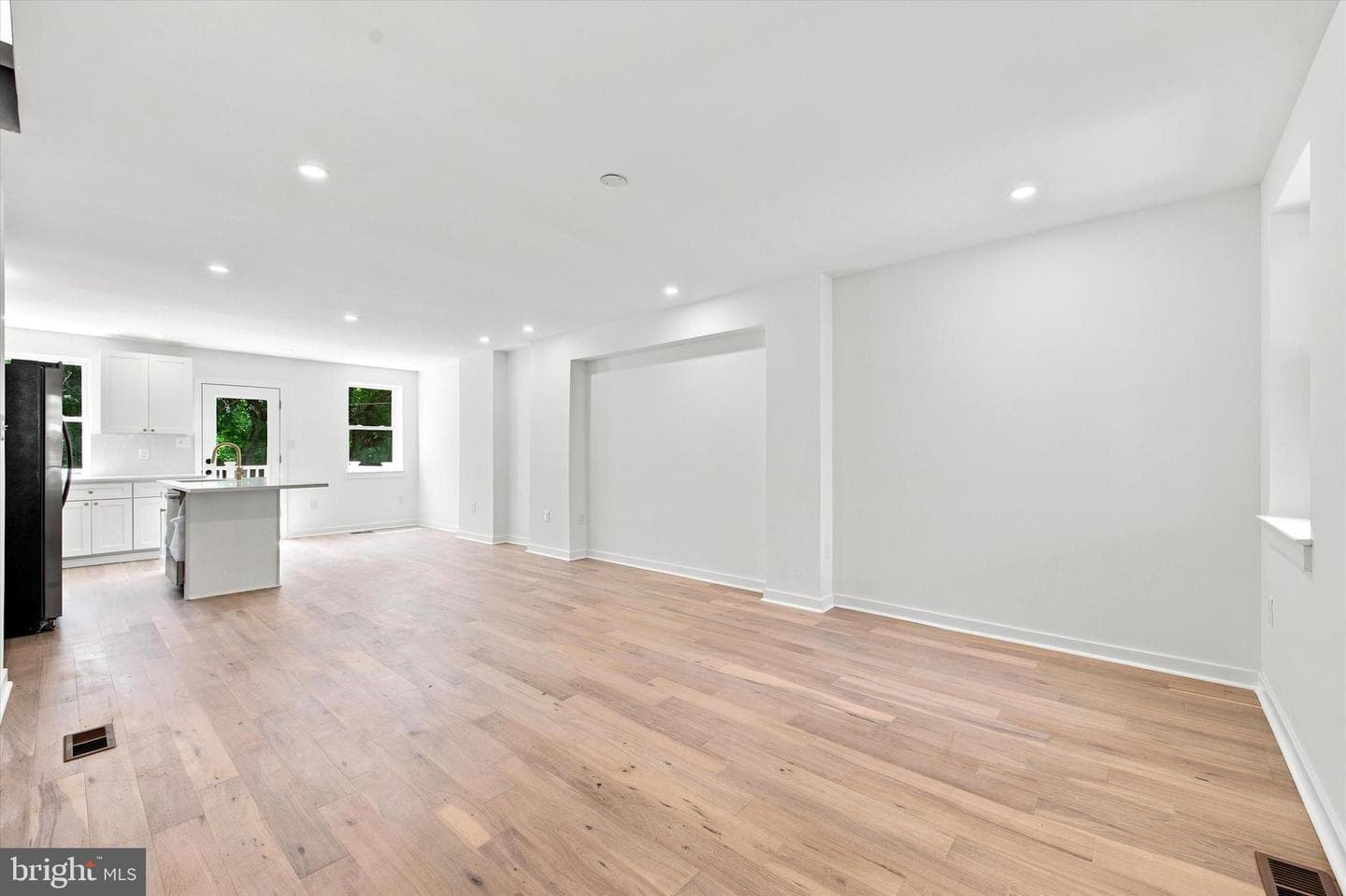 258 Rochelle Avenue photo 6