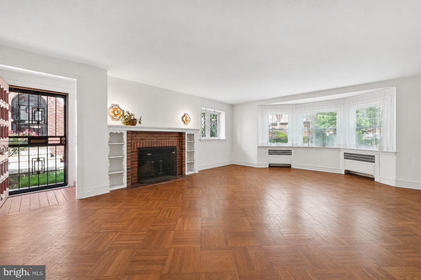 914 E Dorset Street photo 3
