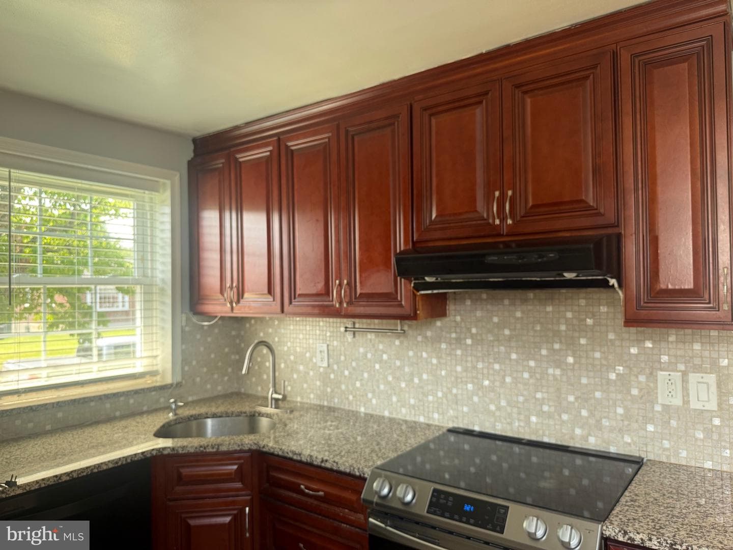 7708 Lister Street photo 11