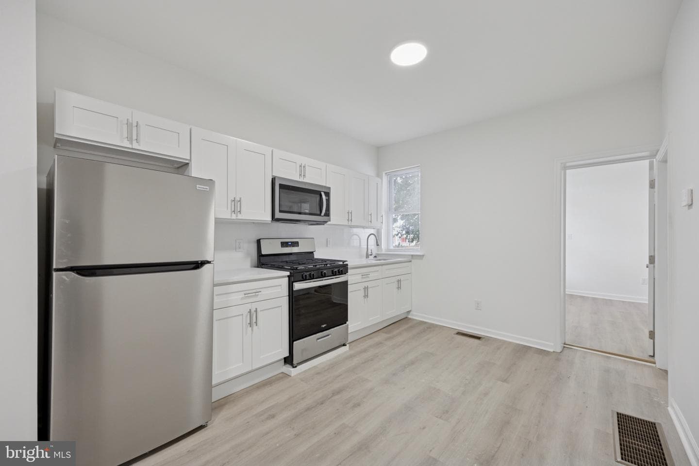 540 E Penn Street photo 7