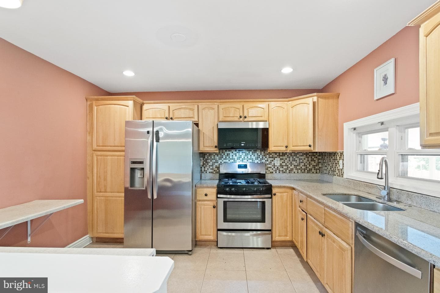 542 Burgess Street photo 11