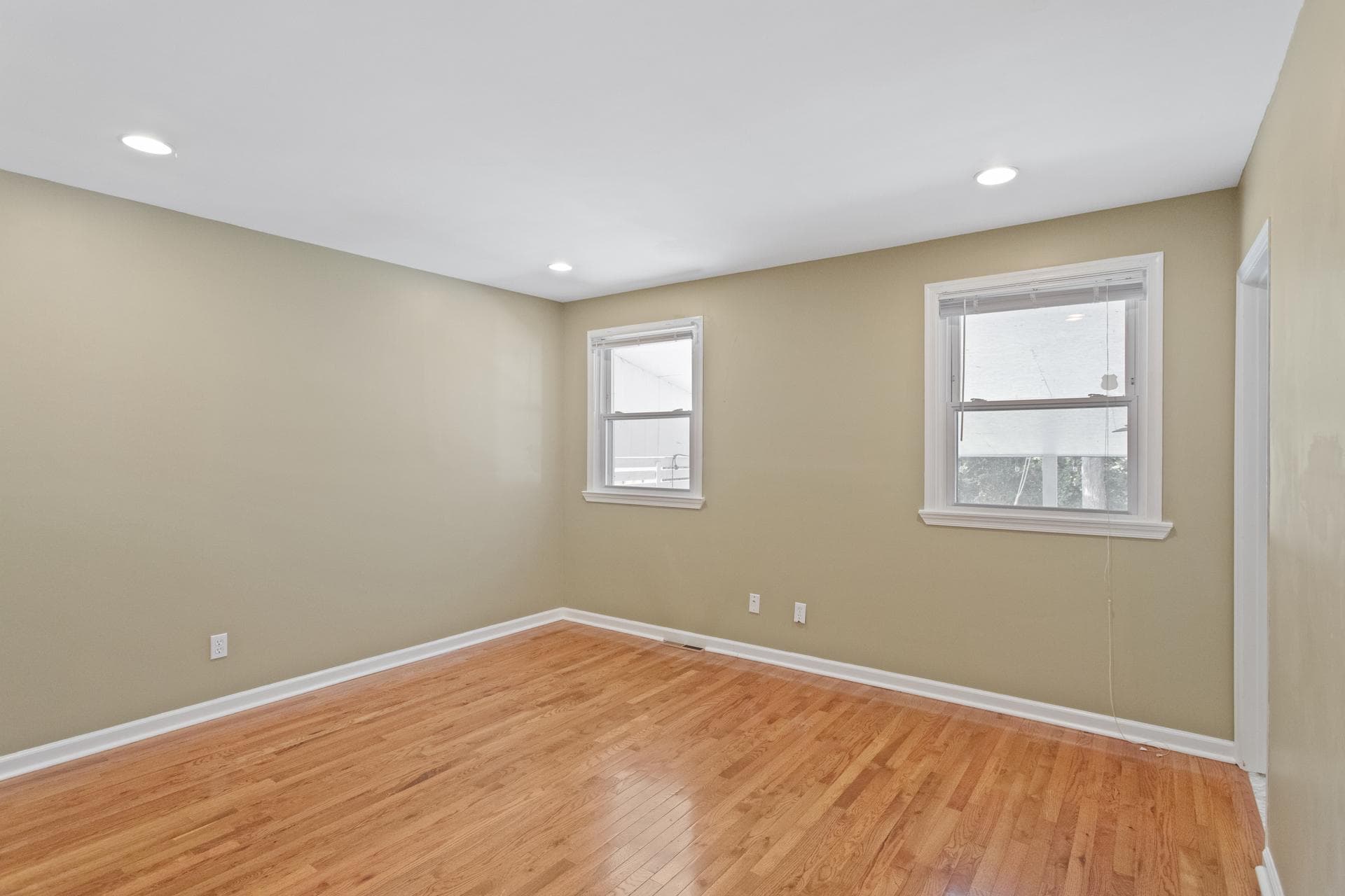 542 Burgess Street photo 14